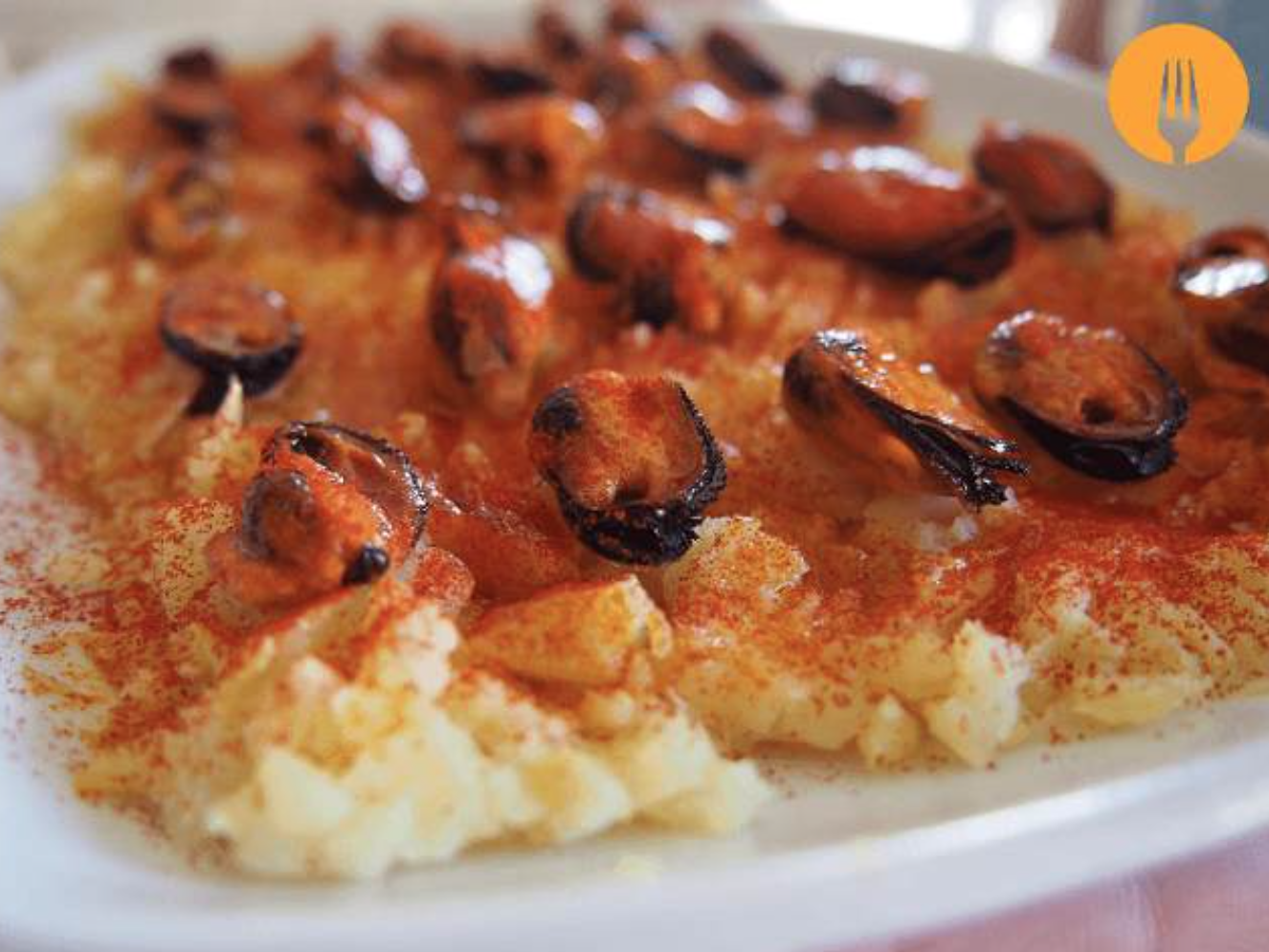 sepias a la parrilla con verduras y patatas a la gallega con mejillones